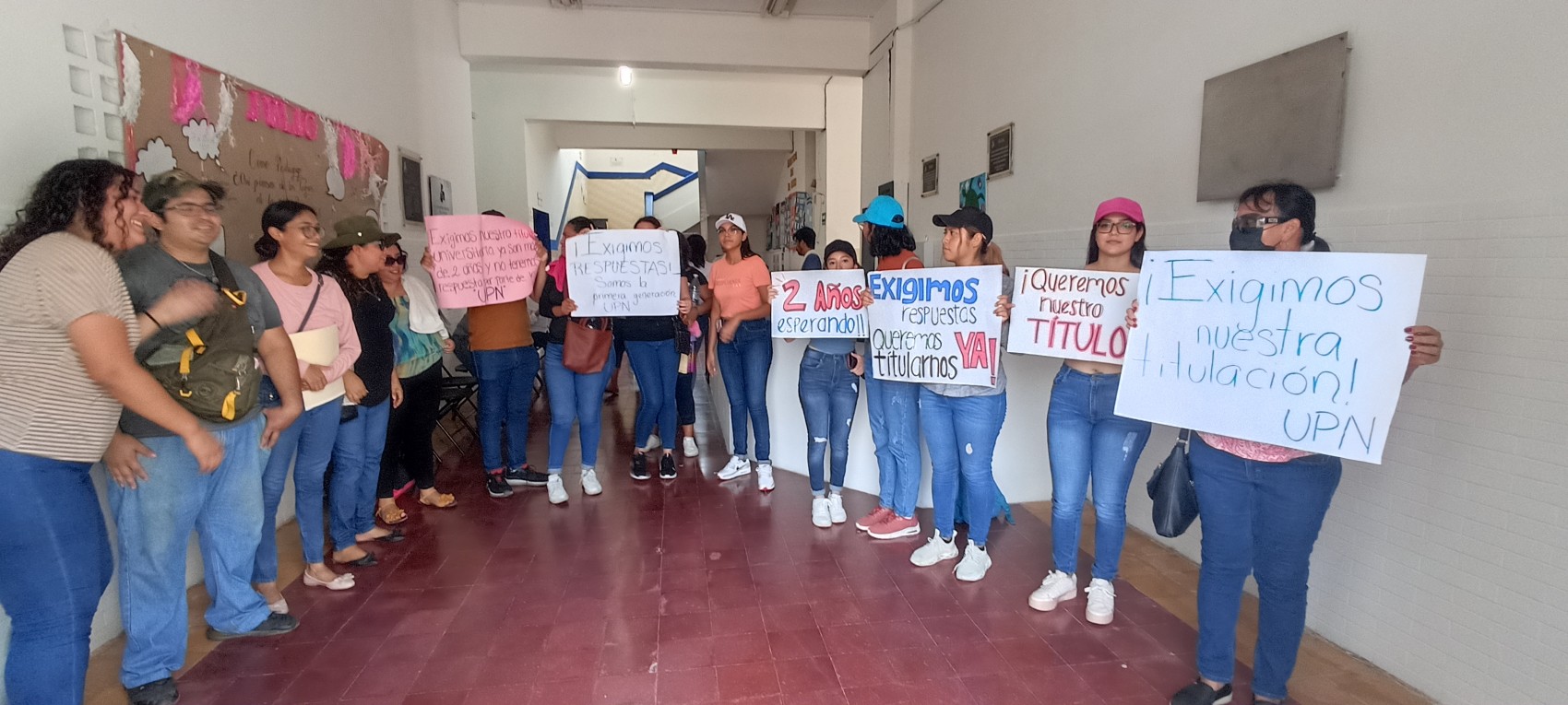 Egresados se manifiestan contra la UPN por la falta de expedición de sus títulos