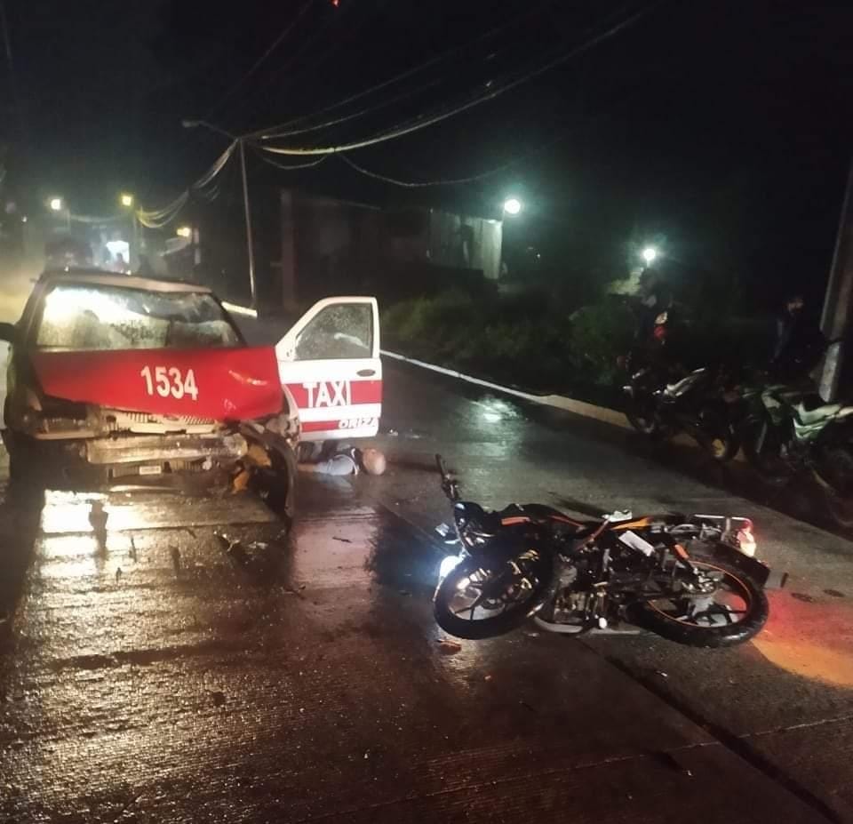 Grave motociclista que chocó de frente contra taxi en Mariano Escobedo