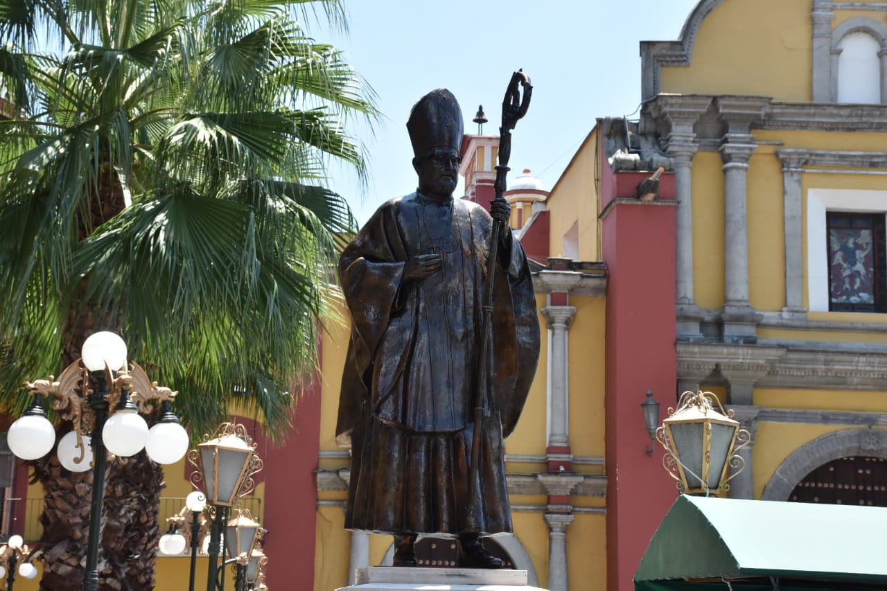 Develan estatua de Hipólito Reyes Larios en Orizaba