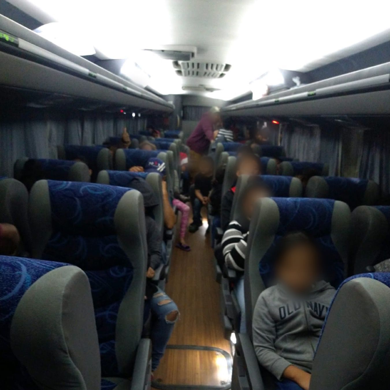 INM identifica a 79 migrantes extranjeros trasladados en nueve camionetas en caravana
