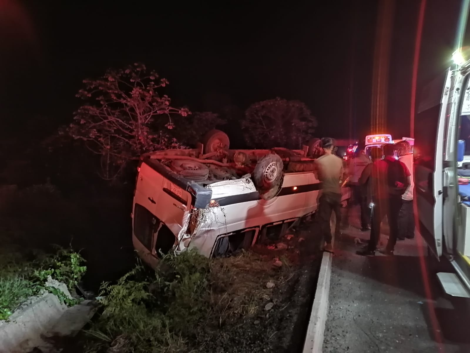 Unidad en la que viajaba grupo cristiano sufre accidente; uno muere y seis resultan heridos