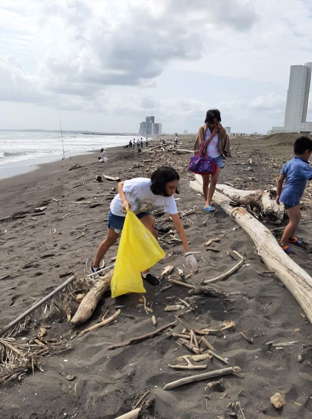 Aumenta la basura arrastrada por el río Jamapa hacia la costa en época de lluvias: Cool Planet