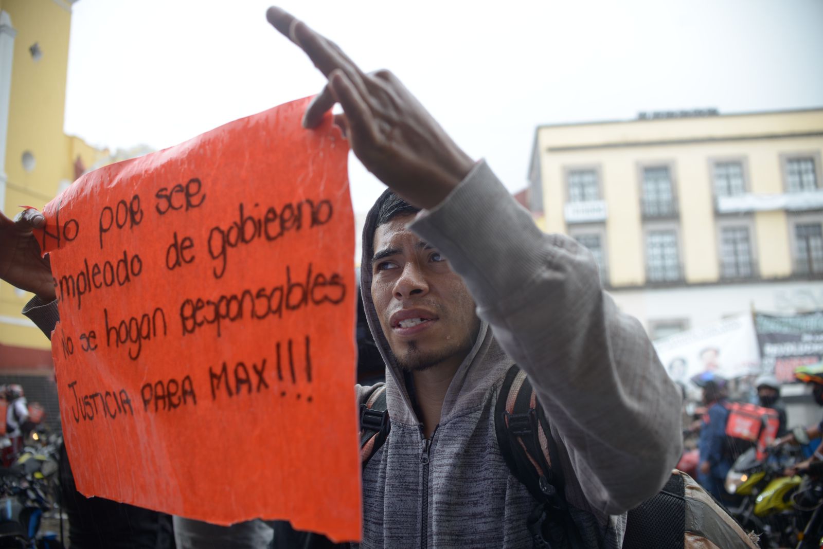 Elemento de Ayudantía del Gobernador atropella a moto repartidor, compañeros exigen justicia