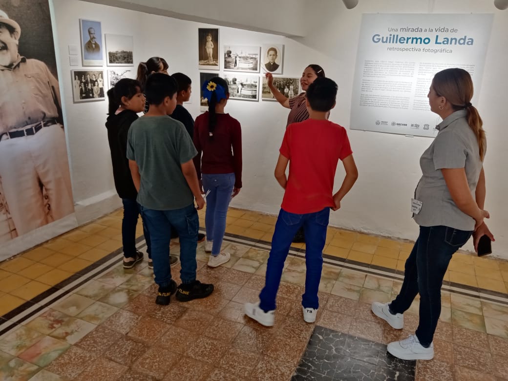 Visita la sala Una mirada a la vida de Guillermo Landa, retrospectiva fotográfica