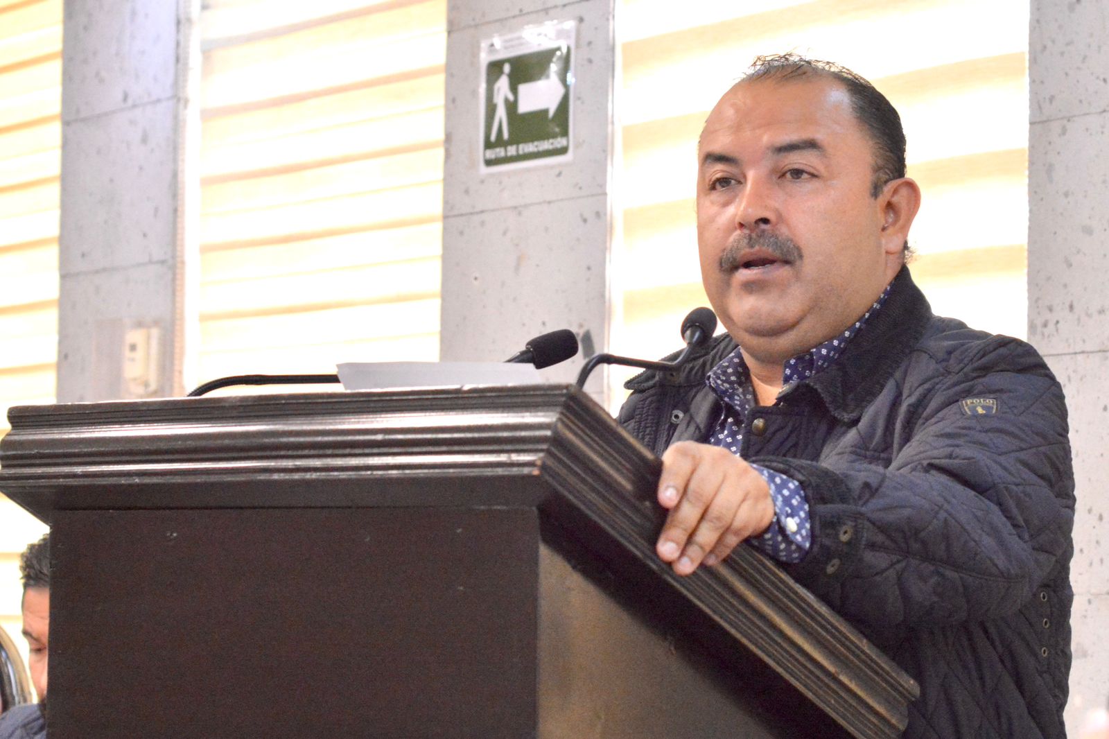 Diputado propone creación de red de transporte Taxis Rosas en el estado