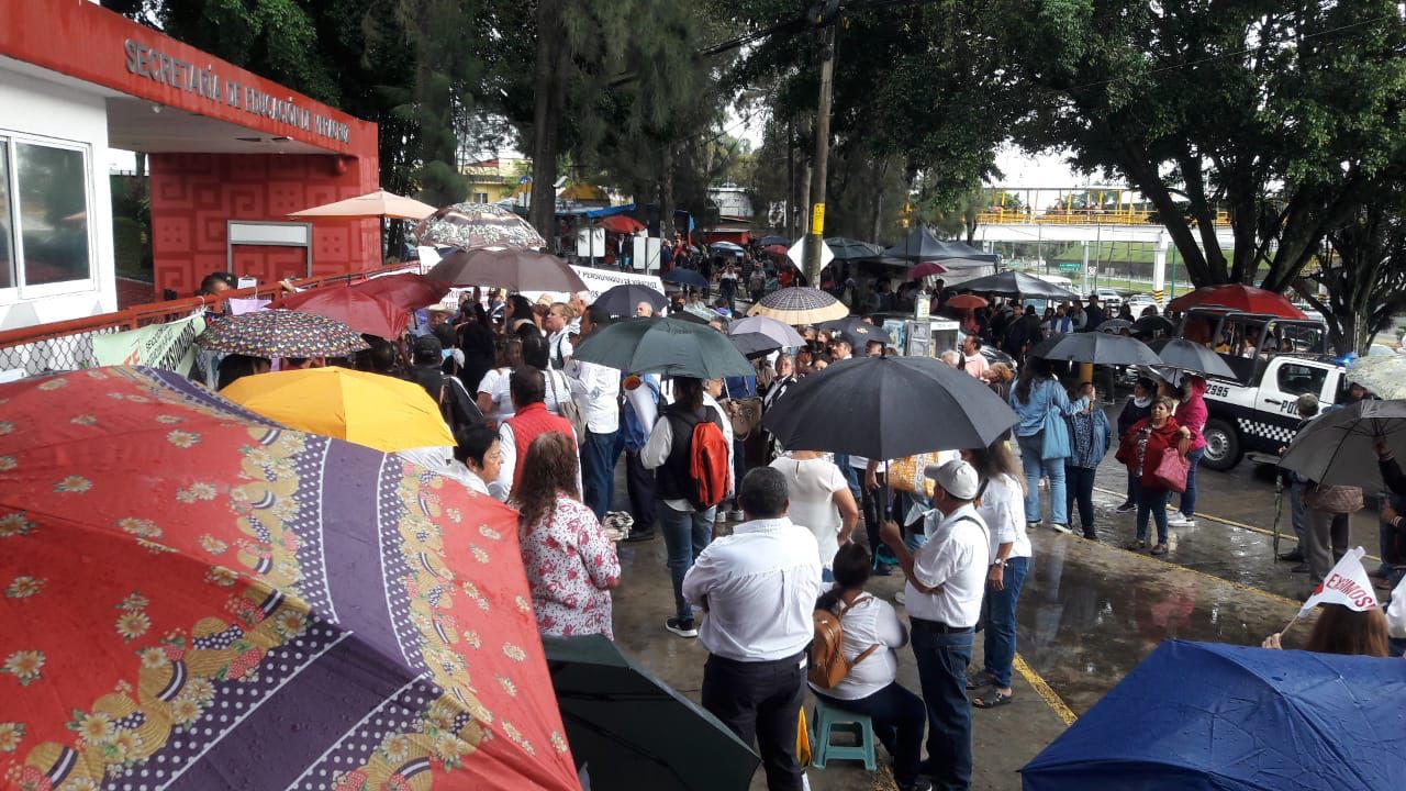 Jubilados reclaman a la SEV  pago inmediato del seguro institucional; toman por 2 horas instalaciones