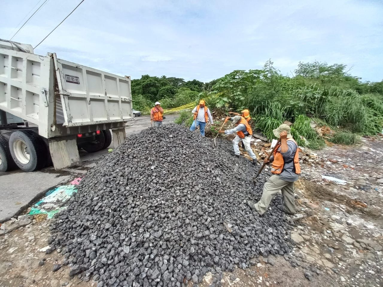 Obras Públicas atiende el deslave registrado en la colonia Lomas de Río de Medio 3