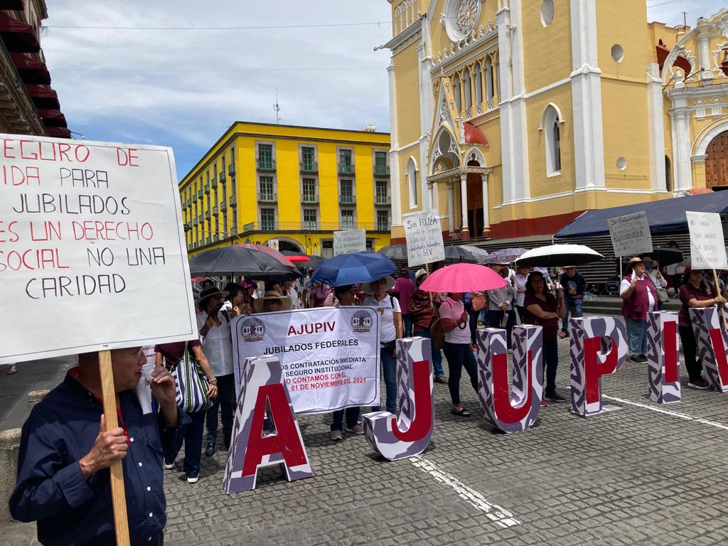 Maestros jubilados exigen a SEV mostrar póliza contratada para pago de seguro institucional