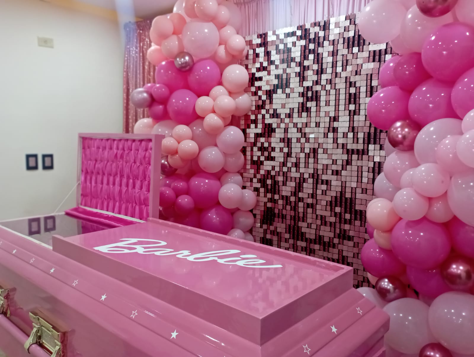 Funeraria de Las Choapas ofrece ataúd con temática de Barbie