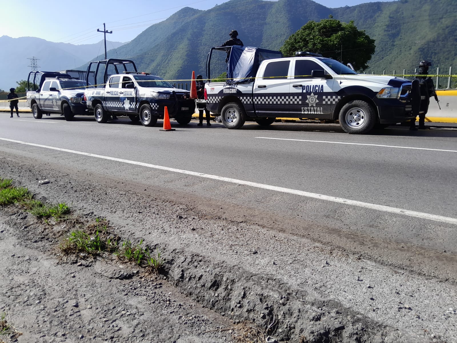 Hallan cuerpo embolsado en la autopista Orizaba-Puebla, a la altura de Nogales