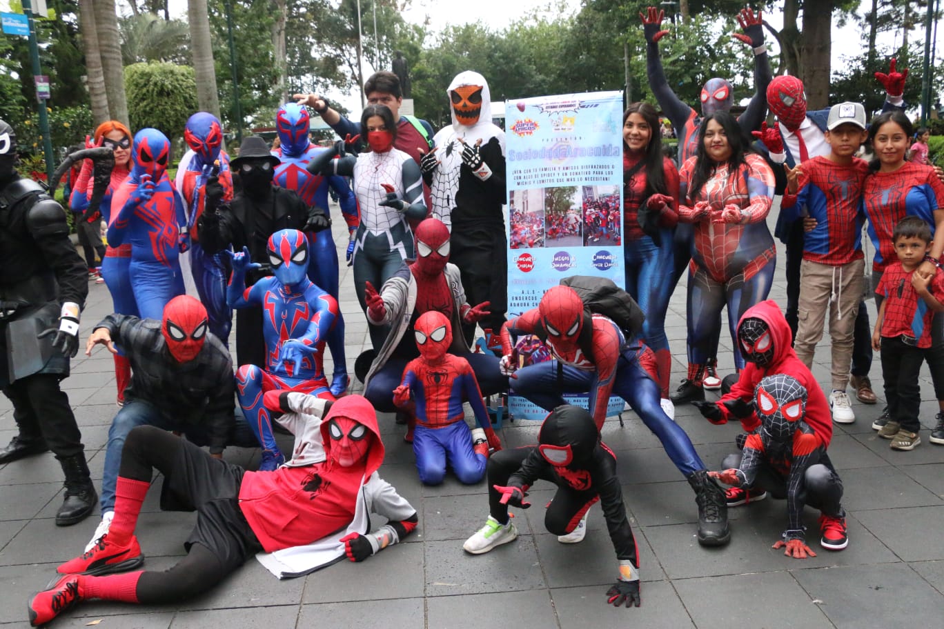 Hombres araña colectan alimento para albergues de perros y gatos