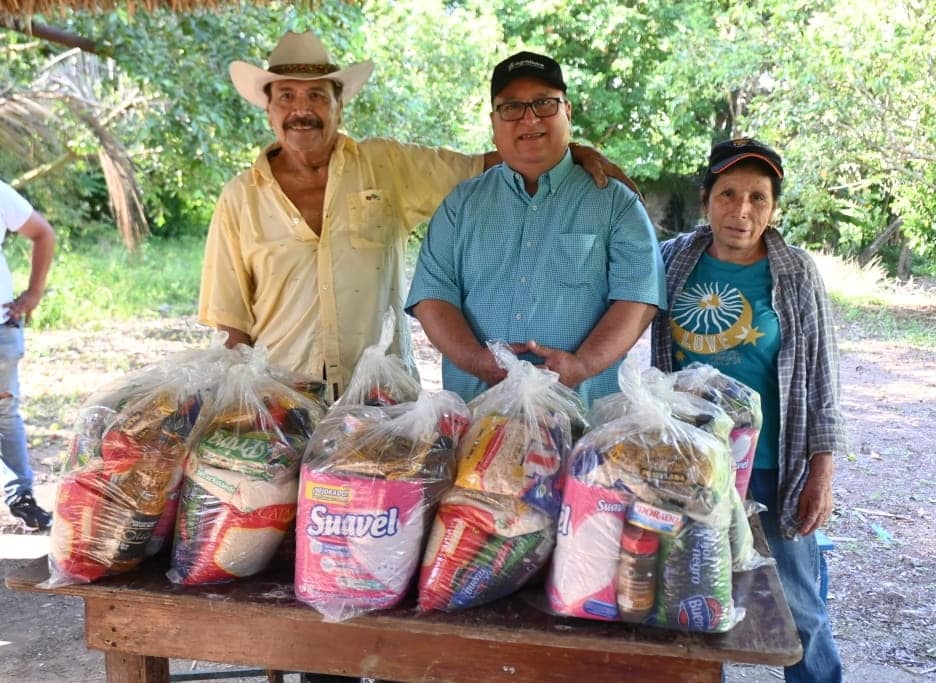 Entrega el alcalde Noé Castillo, paquetes alimentarios a familias del ejido El Corozal