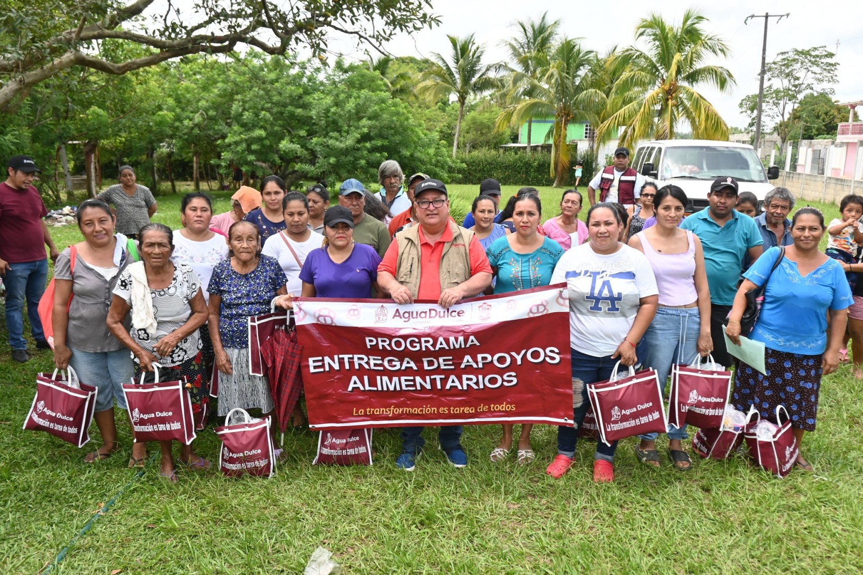 Entrega Noé Castillo Olvera paquetes alimentarios en el ejido Los Manantiales