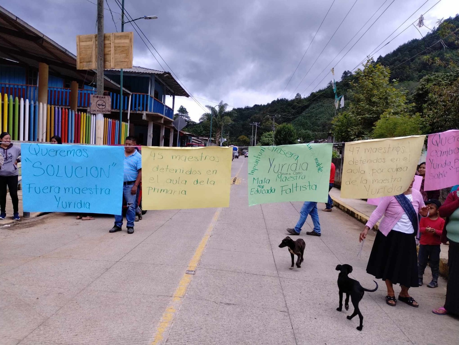 Padres de familia bloquean carretera Tequila-Tehuipango, exigen destitución de maestra