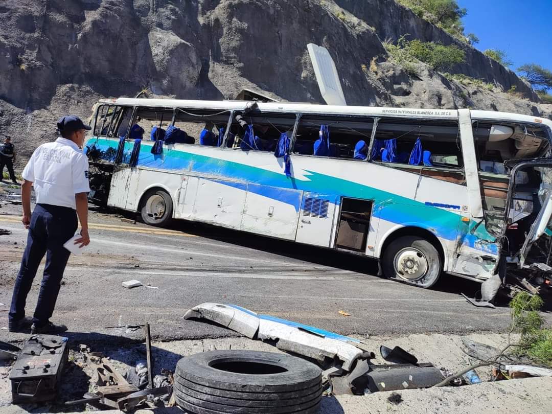 Al menos 15 muertos en choque entre camión de carga y autobús en autopista Oaxaca-Tehuacán
