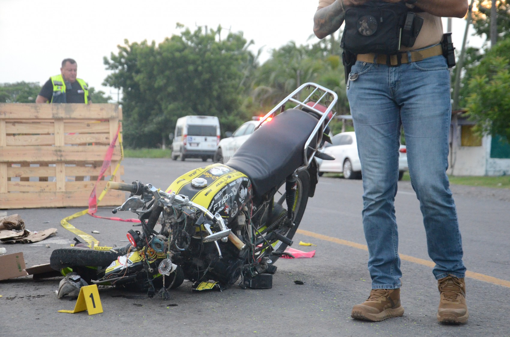 Dos jóvenes mueren al estrellar su motocicleta contra camión de pasajeros en Cotaxtla