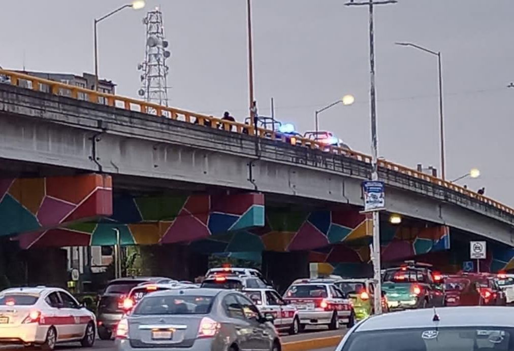 Mujer cae desde distribuidor vial de Poza Rica cuando trataban de evitar que se lanzara al vacío