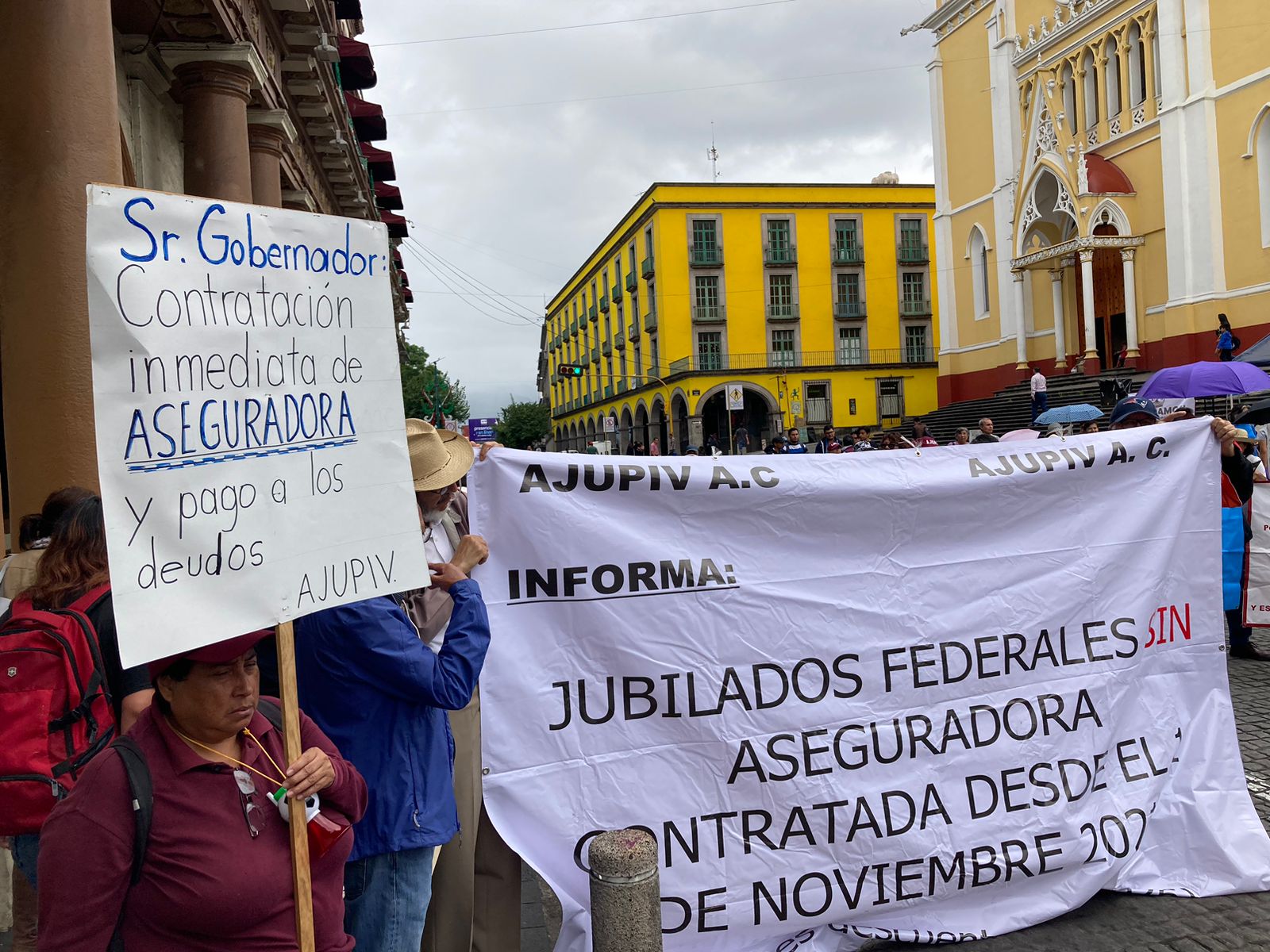 Jubilados hacen ayuno de 12 horas para exigir pago de seguro institucional a Cuitláhuac