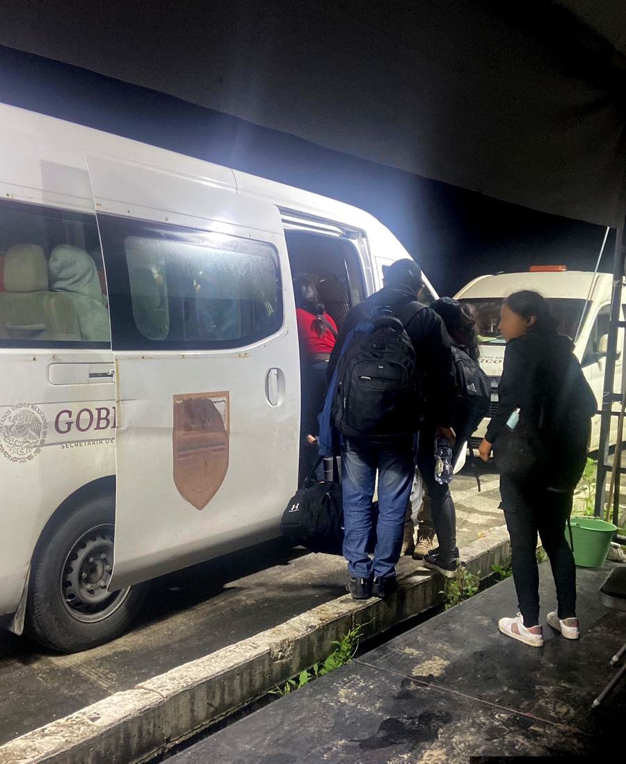 Se descarrila camioneta con 27 migrantes en la carretera La Tinaja-Acayucan