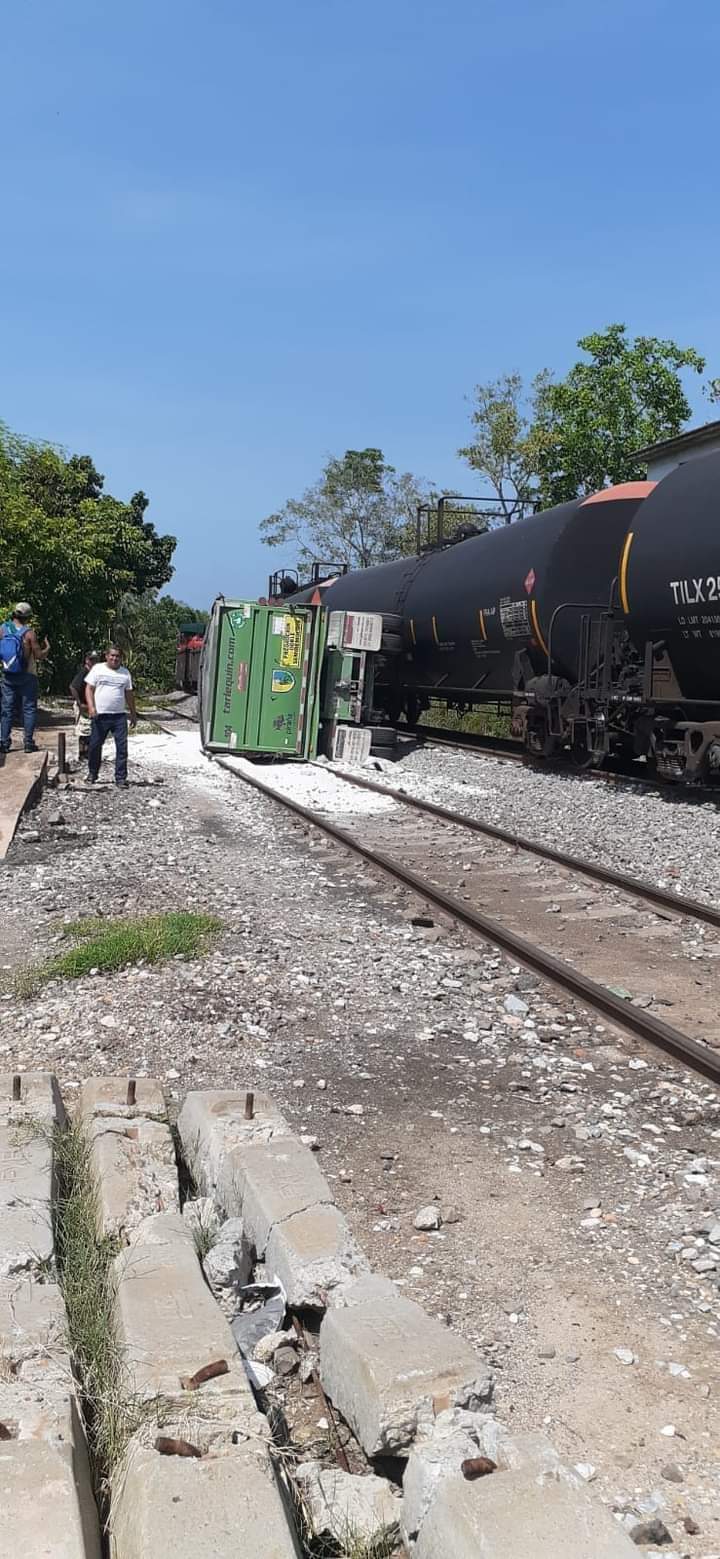 Tráiler intenta ganarle el paso al tren y termina arrollado