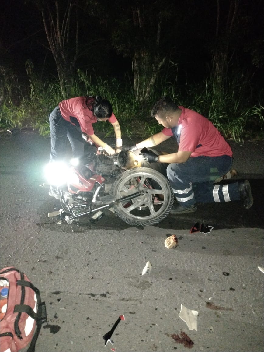 Joven motociclista muere al estrellarse contra tractor en Jamapa