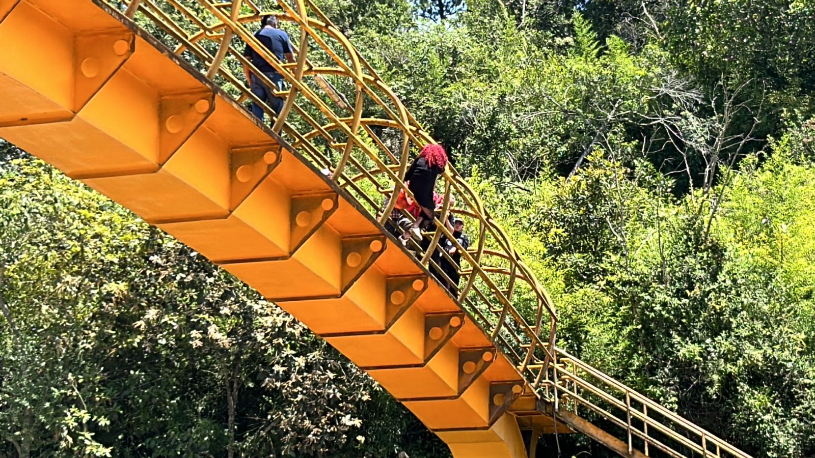 Mujer transexual intenta arrojarse de puente peatonal del velódromo y la rescatan