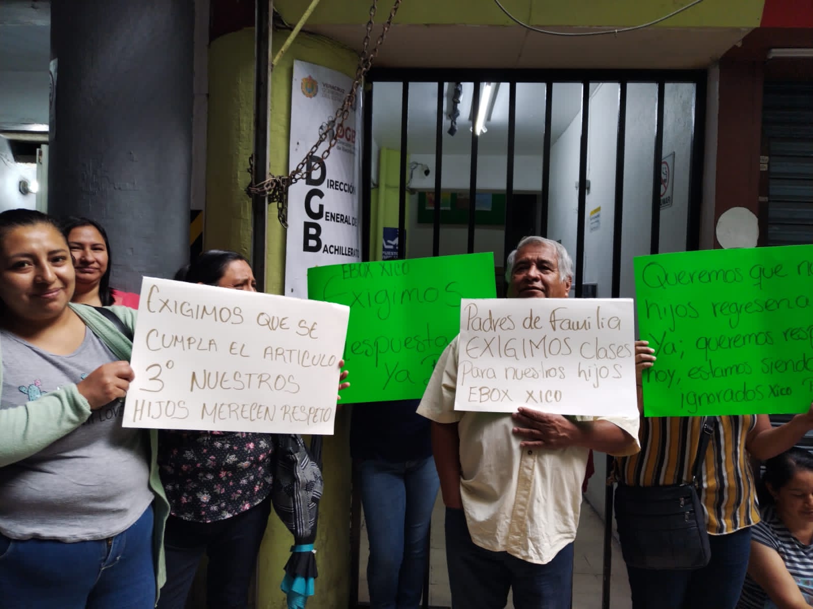 Padres de familia exigen poner alto a paro laboral en la Escuela de Bachilleres Oficial de Xico