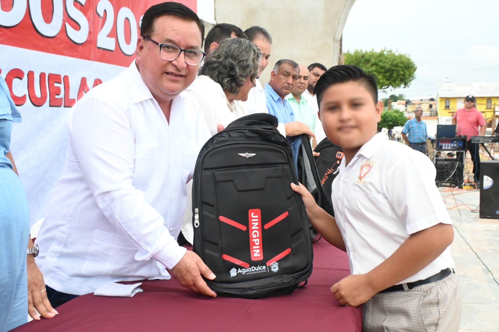 Beneficia Noé Castillo a más de 5 mil  alumnos con mochilas y útiles escolares