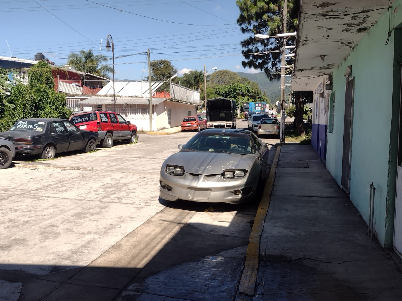 Encuentran hombre sin vida en interior de auto maceta en Ciudad Mendoza