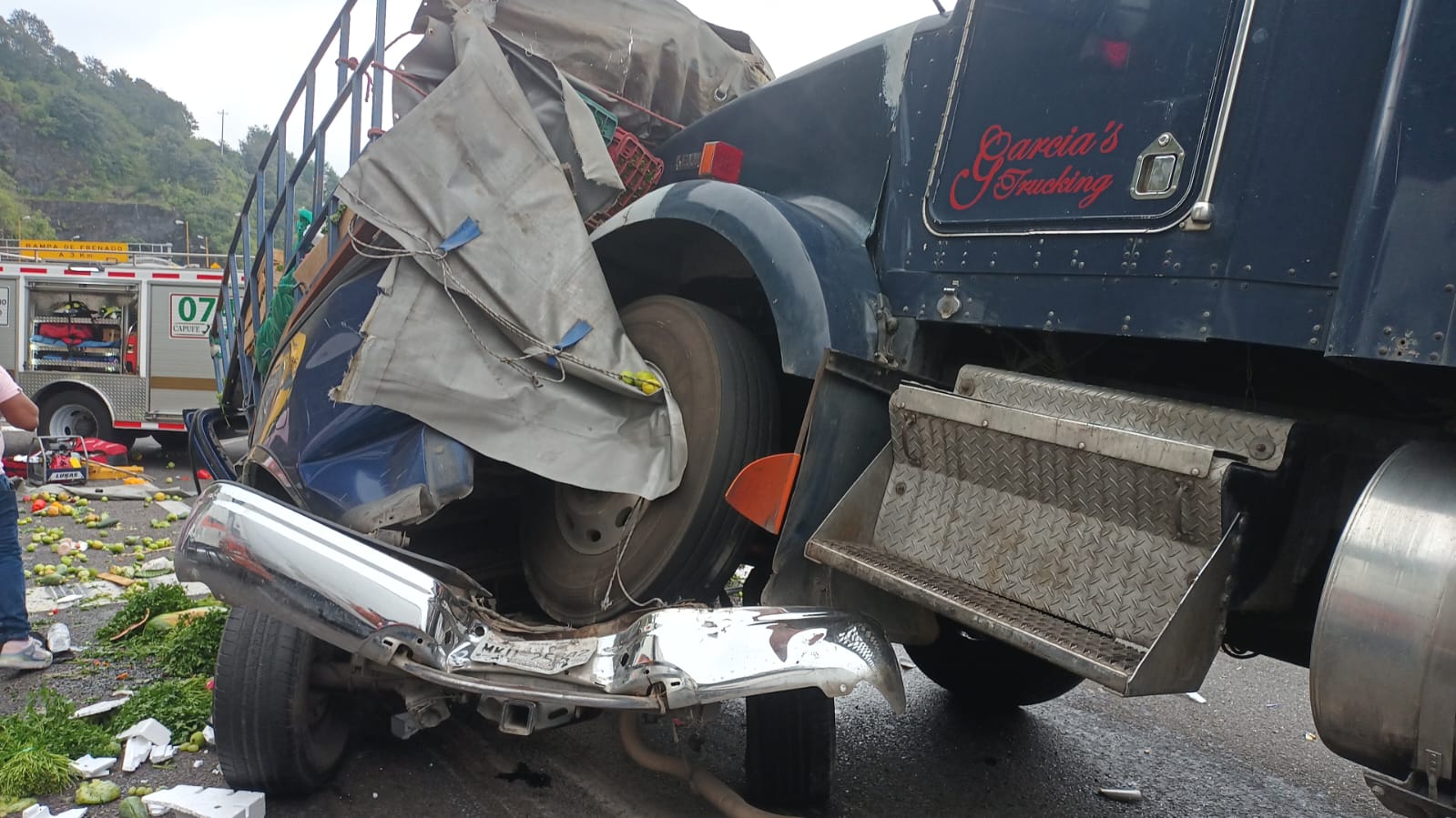 Chofer prensado en accidente entre camioneta y tráiler en la autopista Orizaba-Puebla