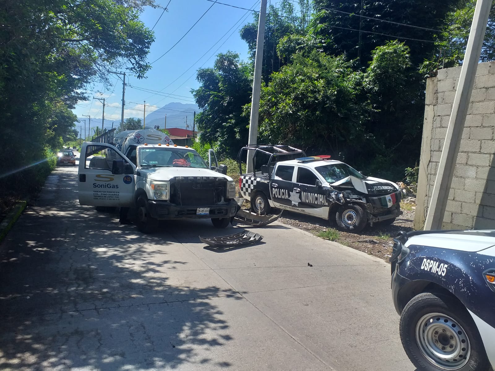 Patrulla contra camión repartidor de gas LP en Mariano Escobedo