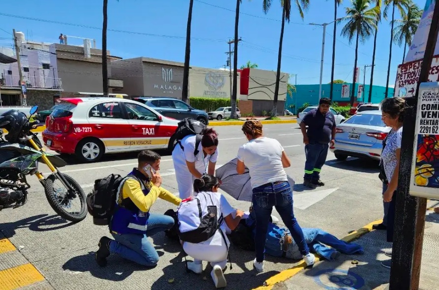 Motociclista es arrollado y termina atropellando a 3 personas en Veracruz