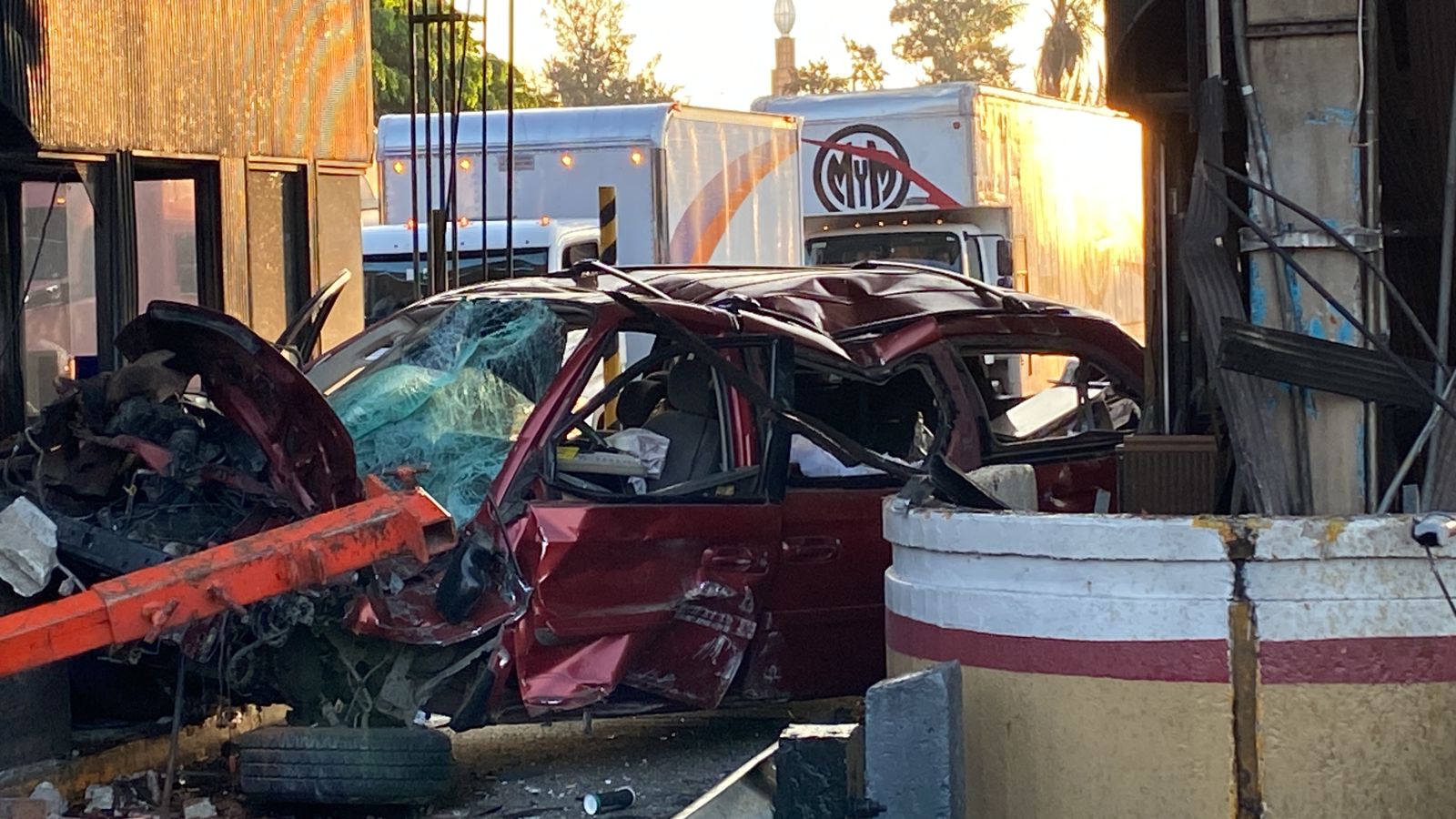 Camioneta funeraria que transportaba cuerpo se accidenta en caseta de peaje de Fortín