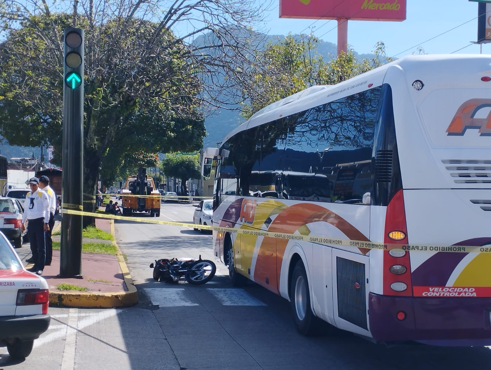 Pareja en motocicleta es atropellada por autobús en Orizaba, muere mujer y chofer se da a la fuga