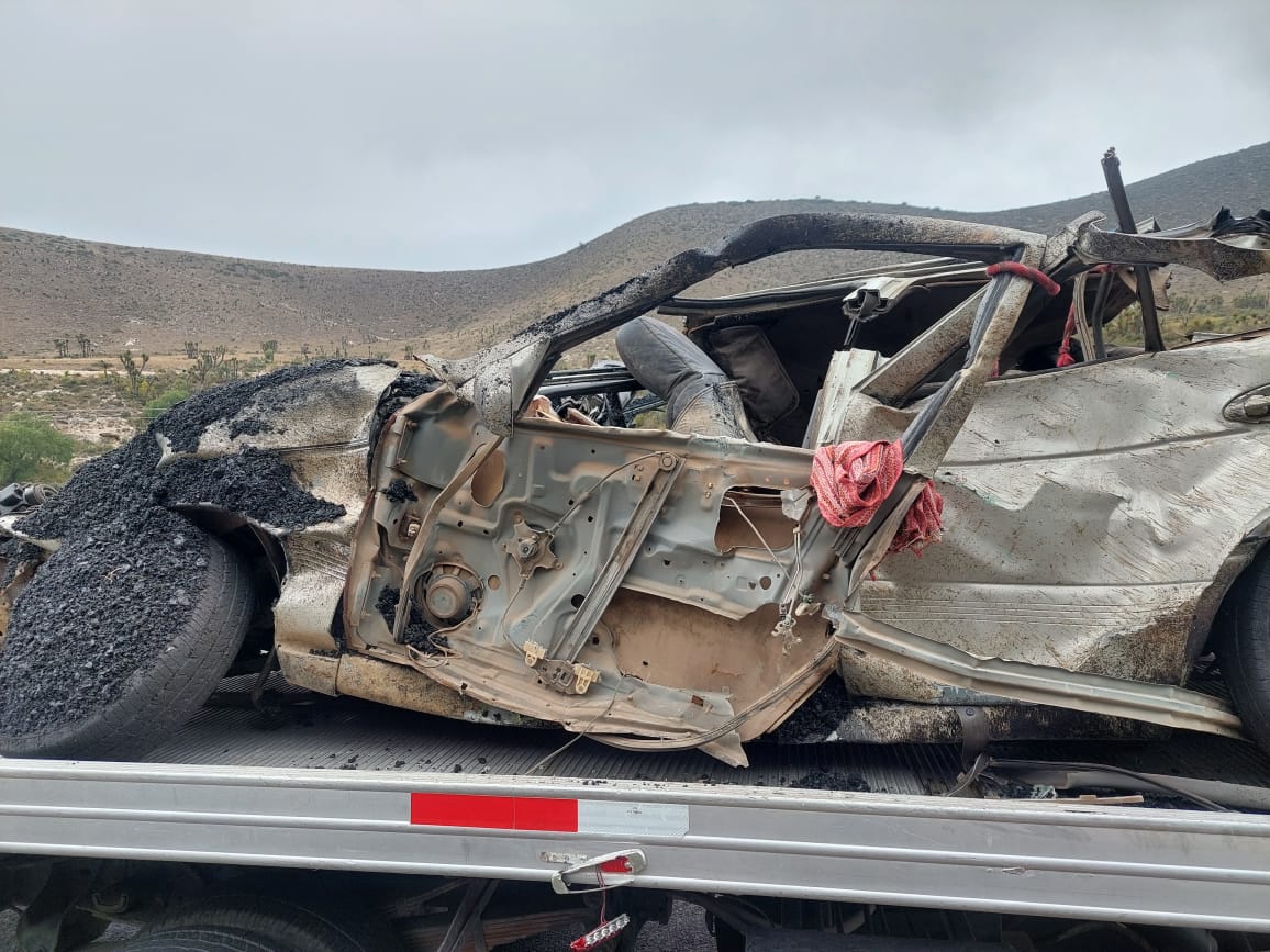 Camión cae sobre auto donde viajaba familia de Acultzingo, muere un hombre
