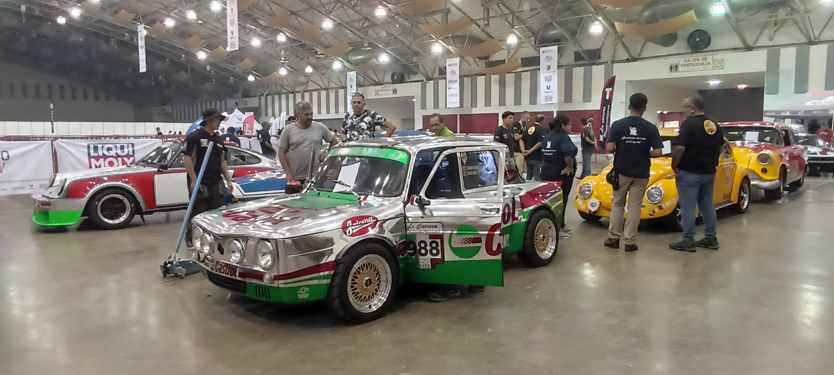 Admiradoras se quedan con ganas de conocer a Patrick Dempsey en la expo de la Carrera Panamericana
