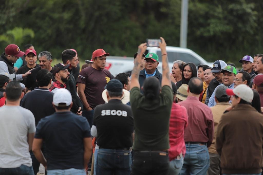 Cisneros inicia campaña con funcionarios de gobierno