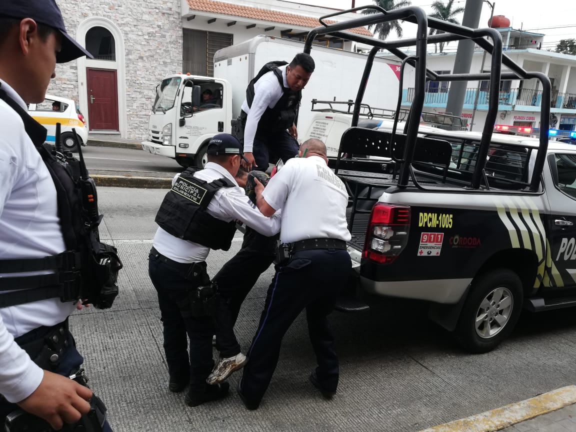 Detienen a dos presuntos ladrones tras despojar de su celular a una mujer en Córdoba