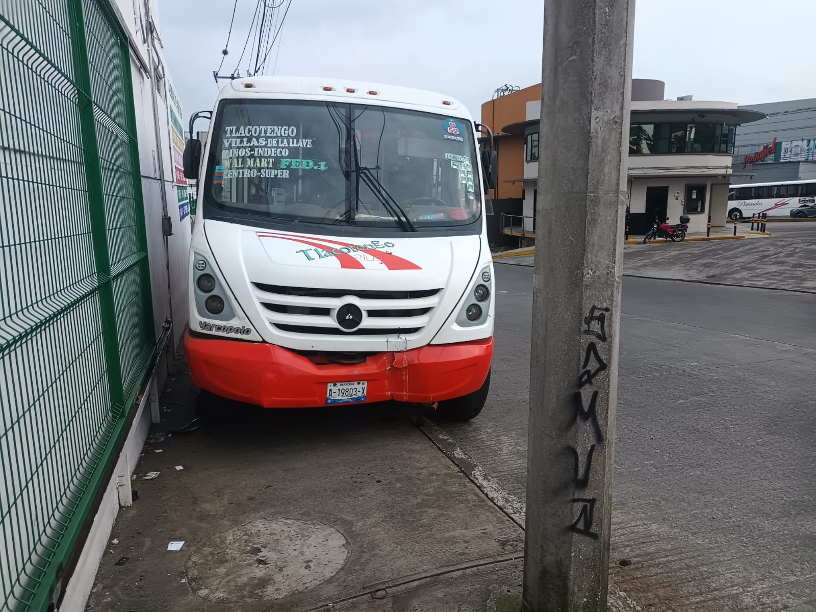 Urbano estuvo a punto de atropellar a siete personas en una parada de Fortín