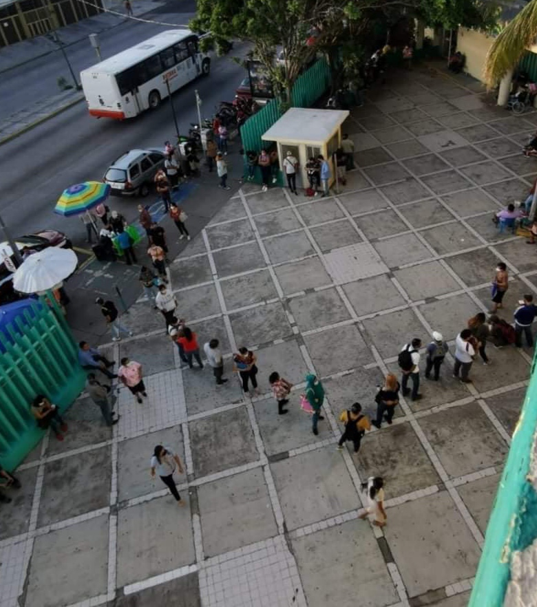 Se bloquean puertas de elevador de hospital del IMSS en Veracruz con cinco personas a bordo