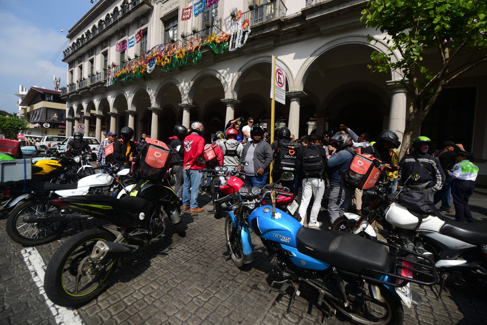 Motociclistas repartidores exigen a Ricardo Ahued meter en orden a elementos de Tránsito Municipal