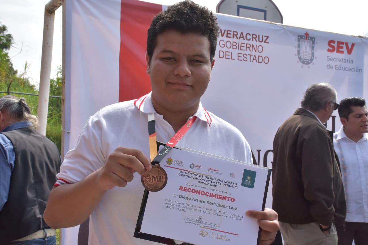 Reconocen a joven ganador de medalla de bronce en olimpiada nacional de informática
