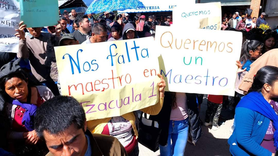 Padres de familia de Tehuipango exigen a la SEV asignar 50 maestros de distintos niveles