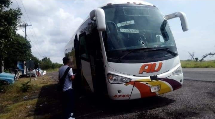 Supuestos asaltantes lanzan rocas a autobús en la carretera La Tinaja-Cuitláhuac