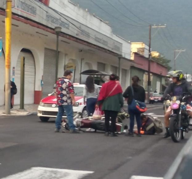 Taxi atropella a motociclista en Orizaba y escapa, lo captan en video