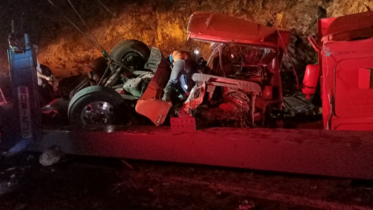 Un muerto al volcar dos unidades de carga en la autopista Puebla-Orizaba