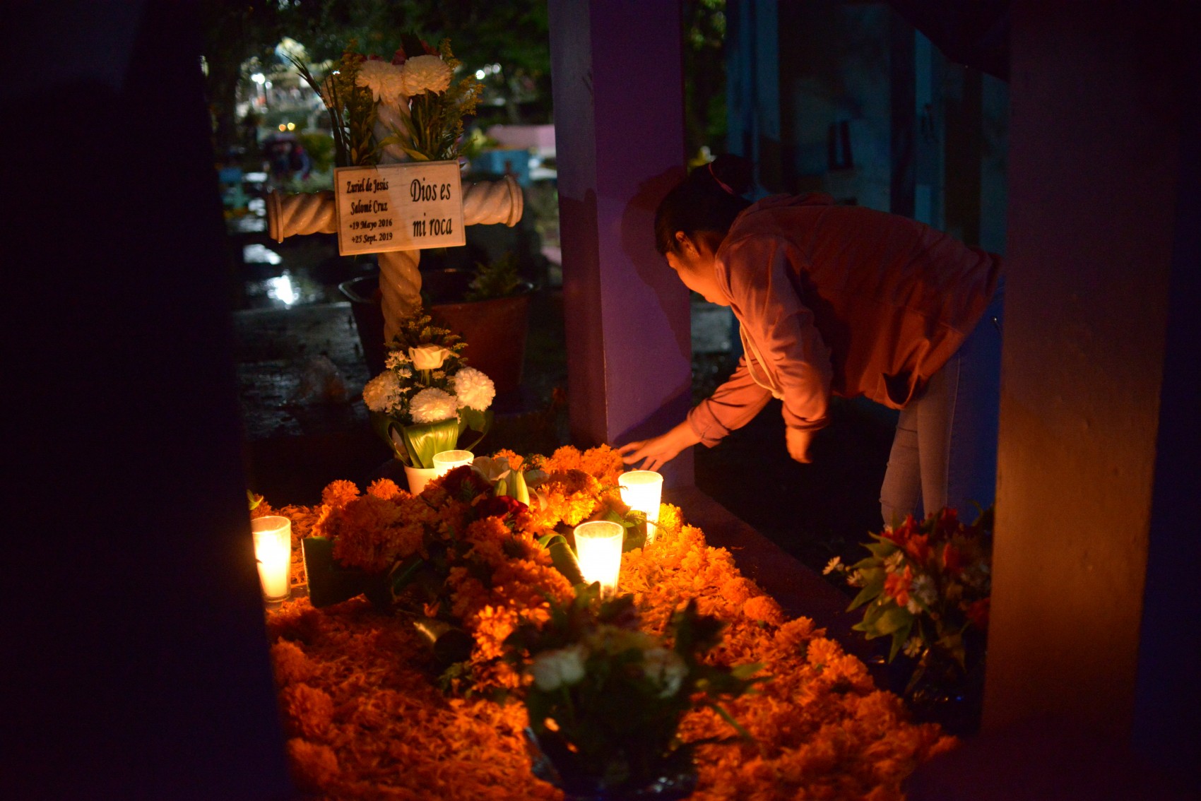 Panteones veracruzanos reciben a miles de visitantes este 2 de noviembre