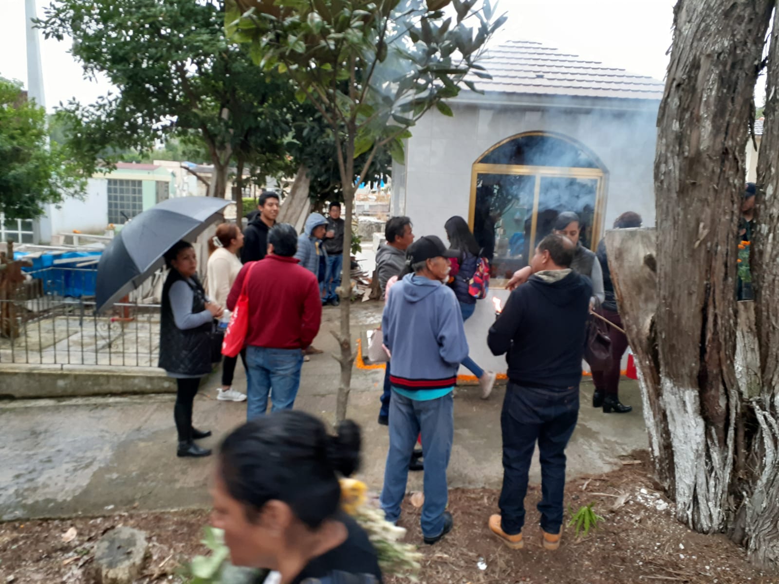Xalapeños cumplen con la tradición de visitar a sus muertos