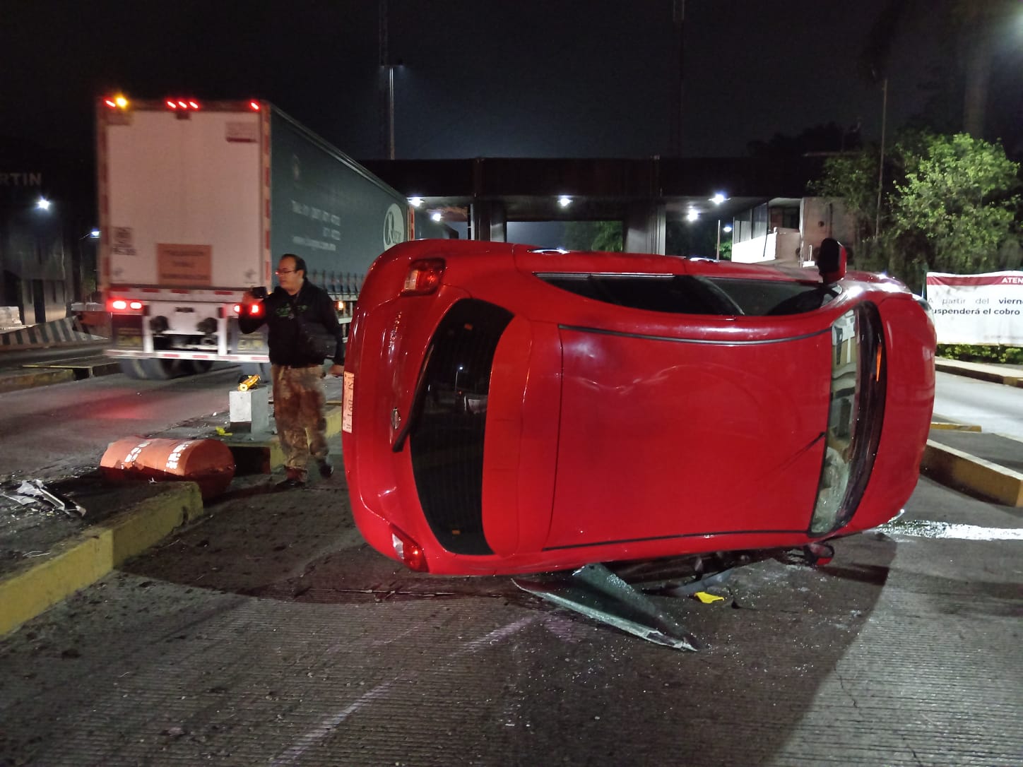 Un lesionado deja volcadura de auto particular en la autopista Córdoba-Orizaba