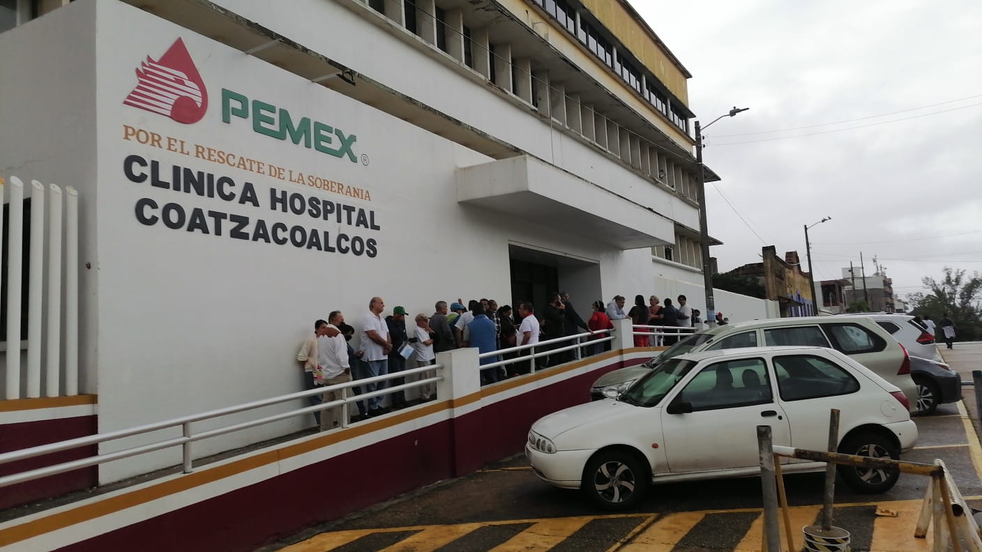 Derechohabientes de Hospital de Pemex de Coatzacoalcos protestan por burocracia y malos tratos